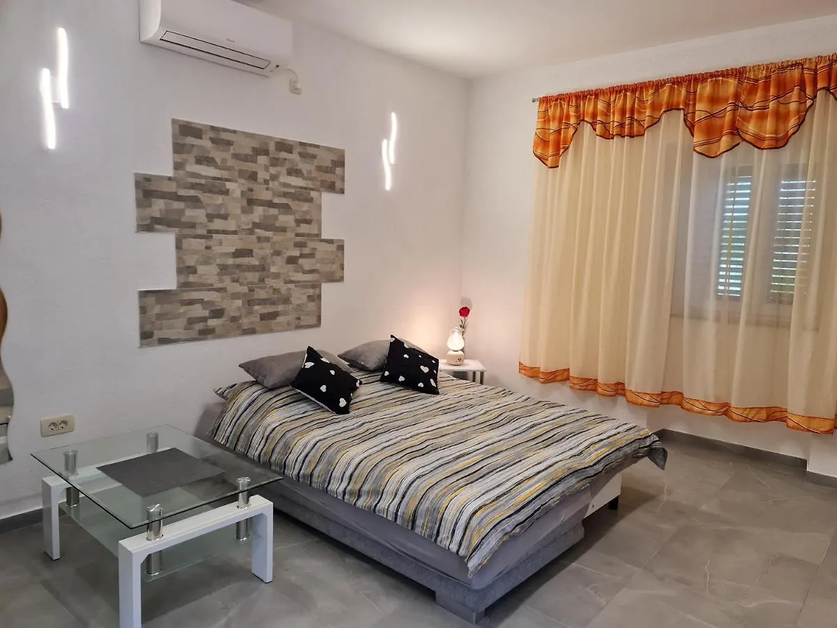 Studio Apartman D&D Brsec 0*,